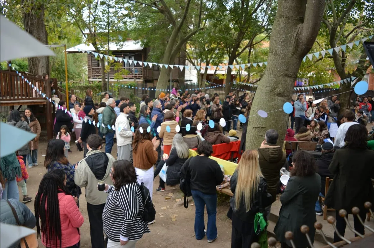 Familias, maestras y maestros en una jornada comunitaria de la escuela