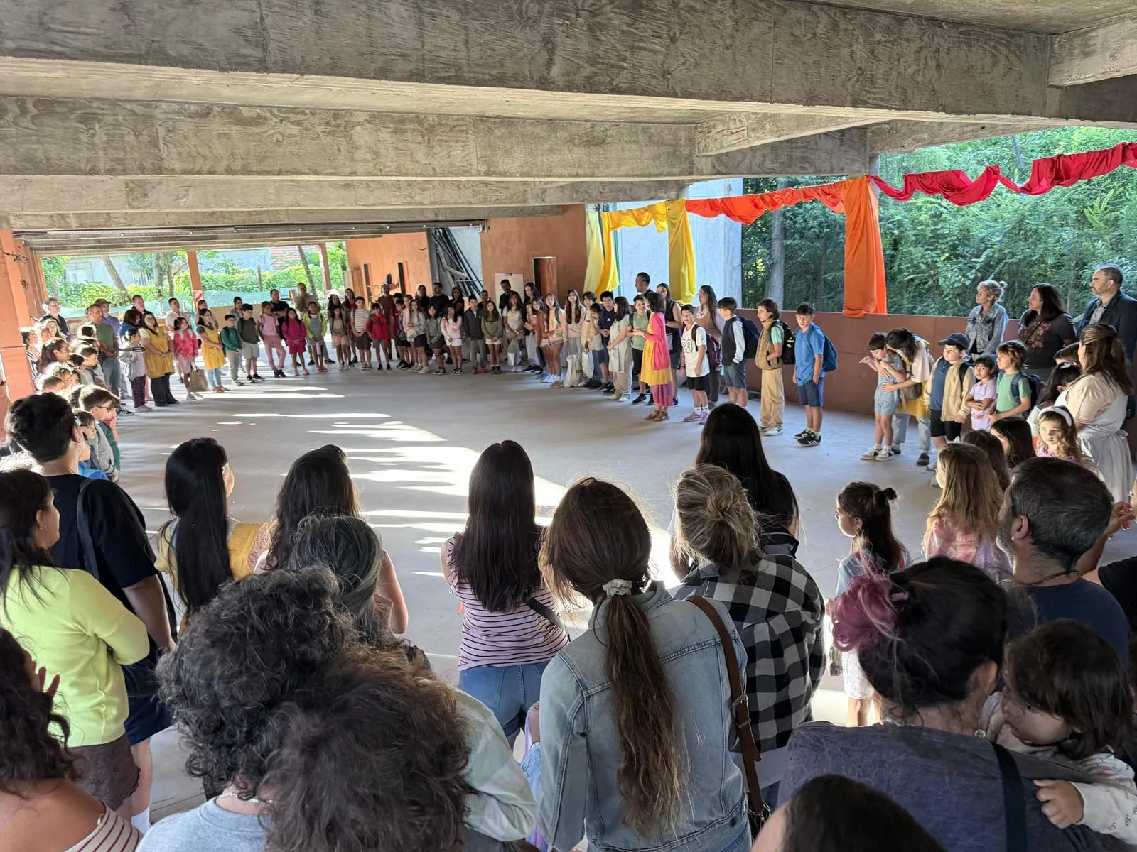 Familias, maestras y maestros de los primeros años de la Escuela de la Aurora