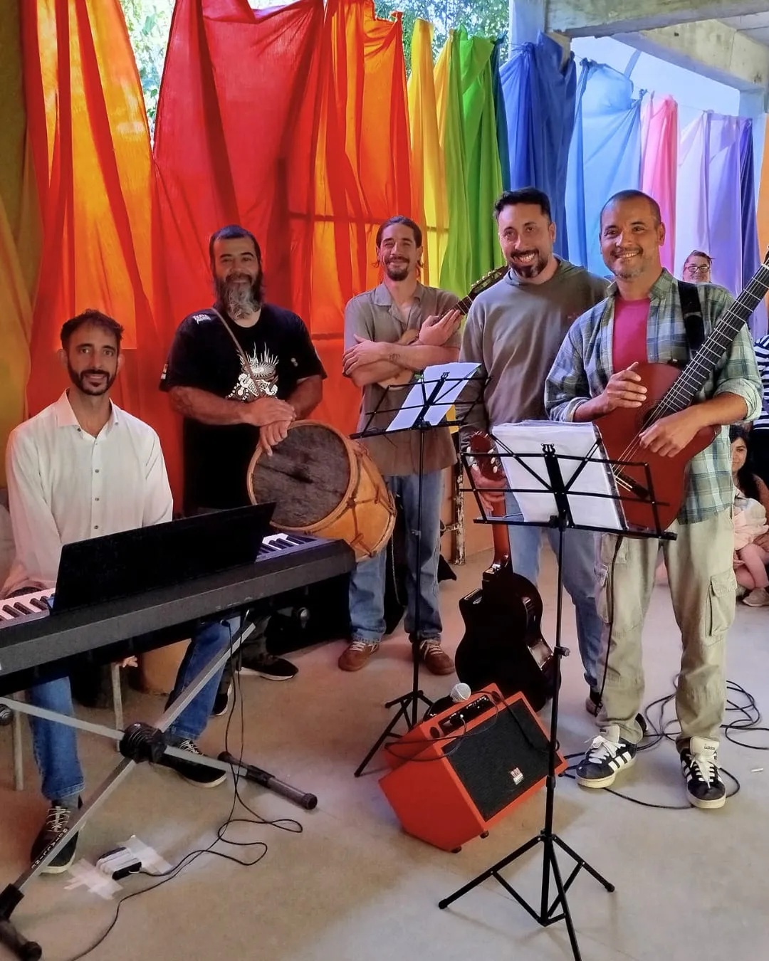 Clase de la Escuela de la Aurora integrando arte y aprendizaje