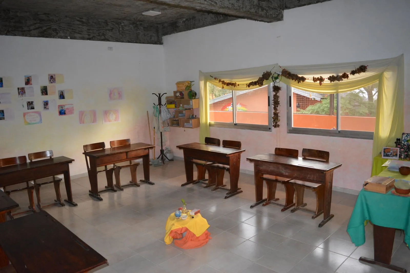 Maestra con niños y niñas trabajando en un aula de primaria
