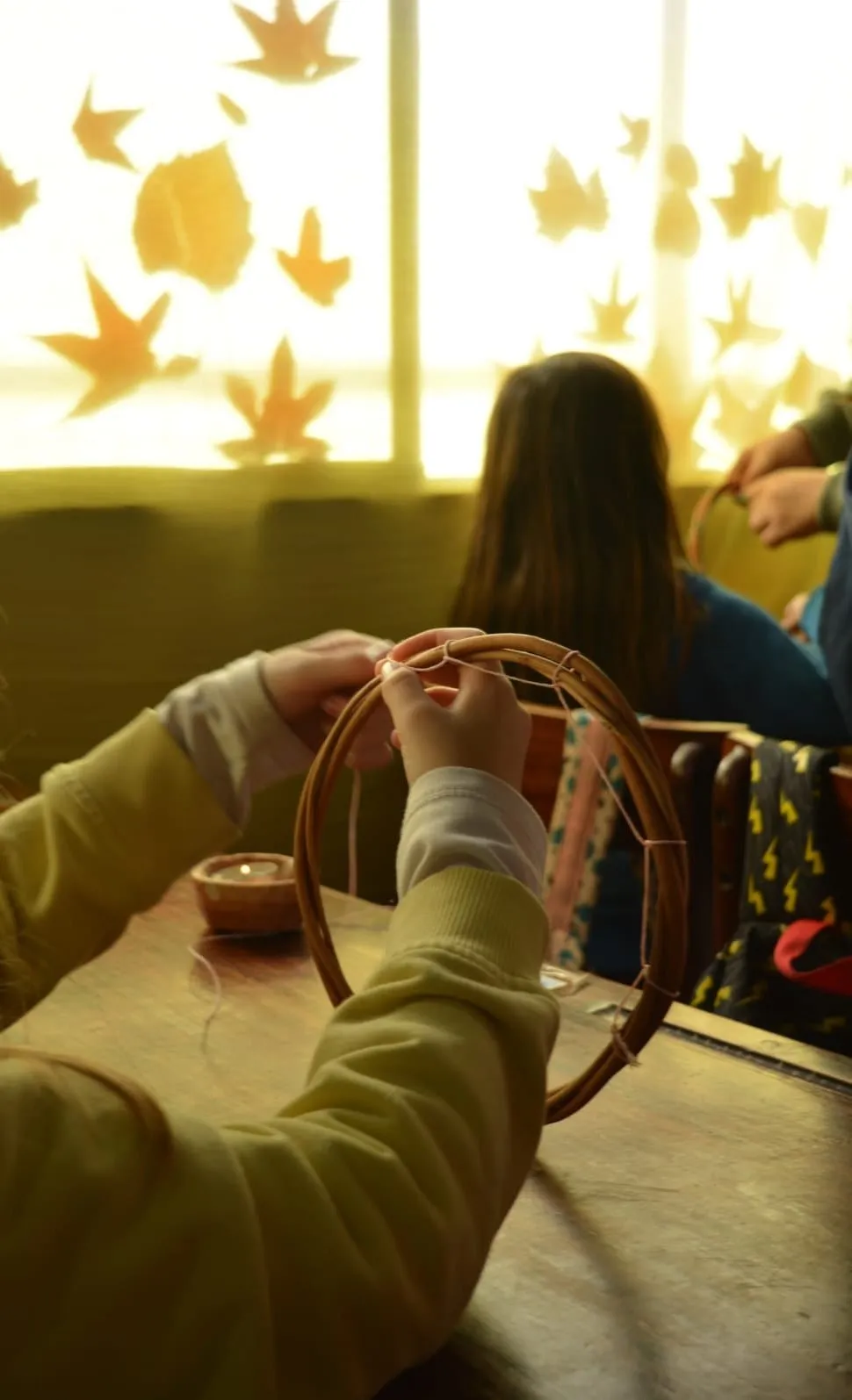 Niños y niñas de primaria en una clase de arte y trabajo manual