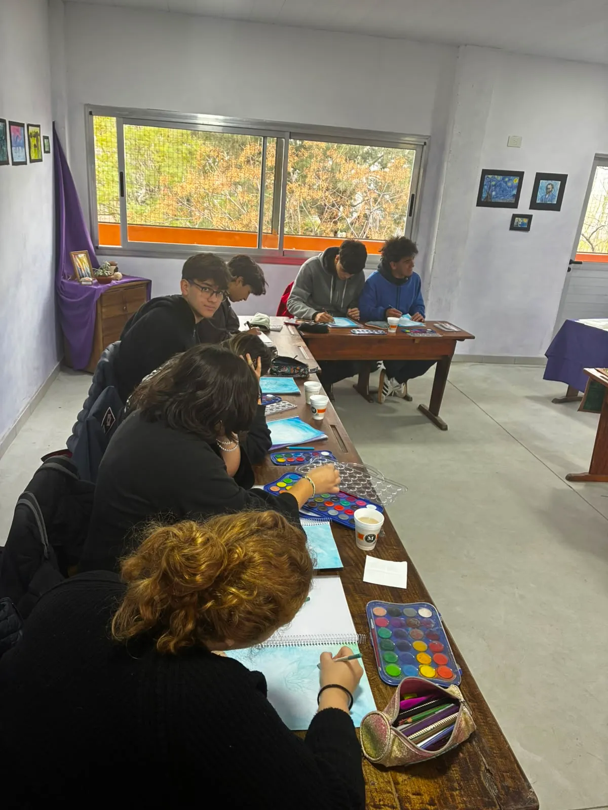 Estudiantes de secundaria en clase en la Escuela de la Aurora