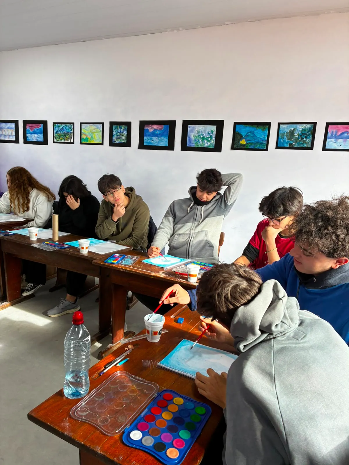 Jóvenes de secundaria en un proyecto artístico o de taller