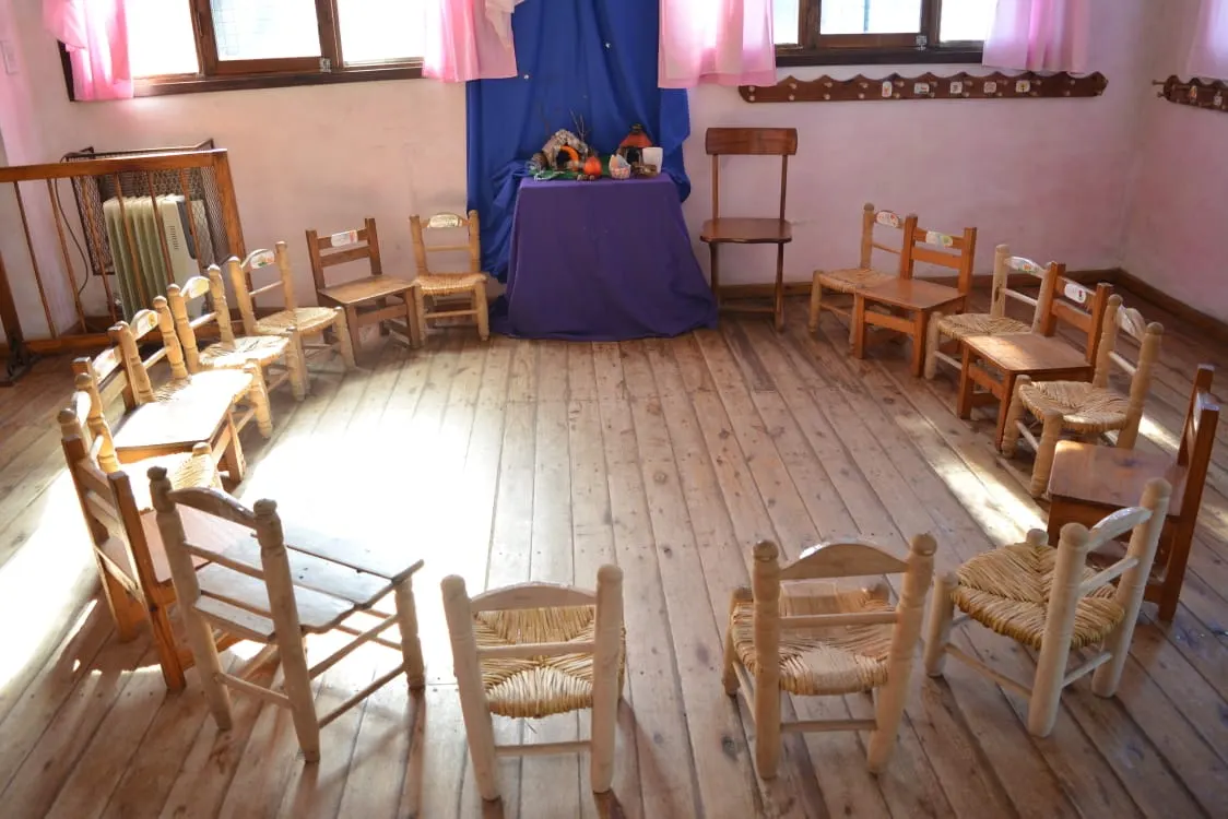 Ronda de sillas y mesa de estación en una sala del jardín