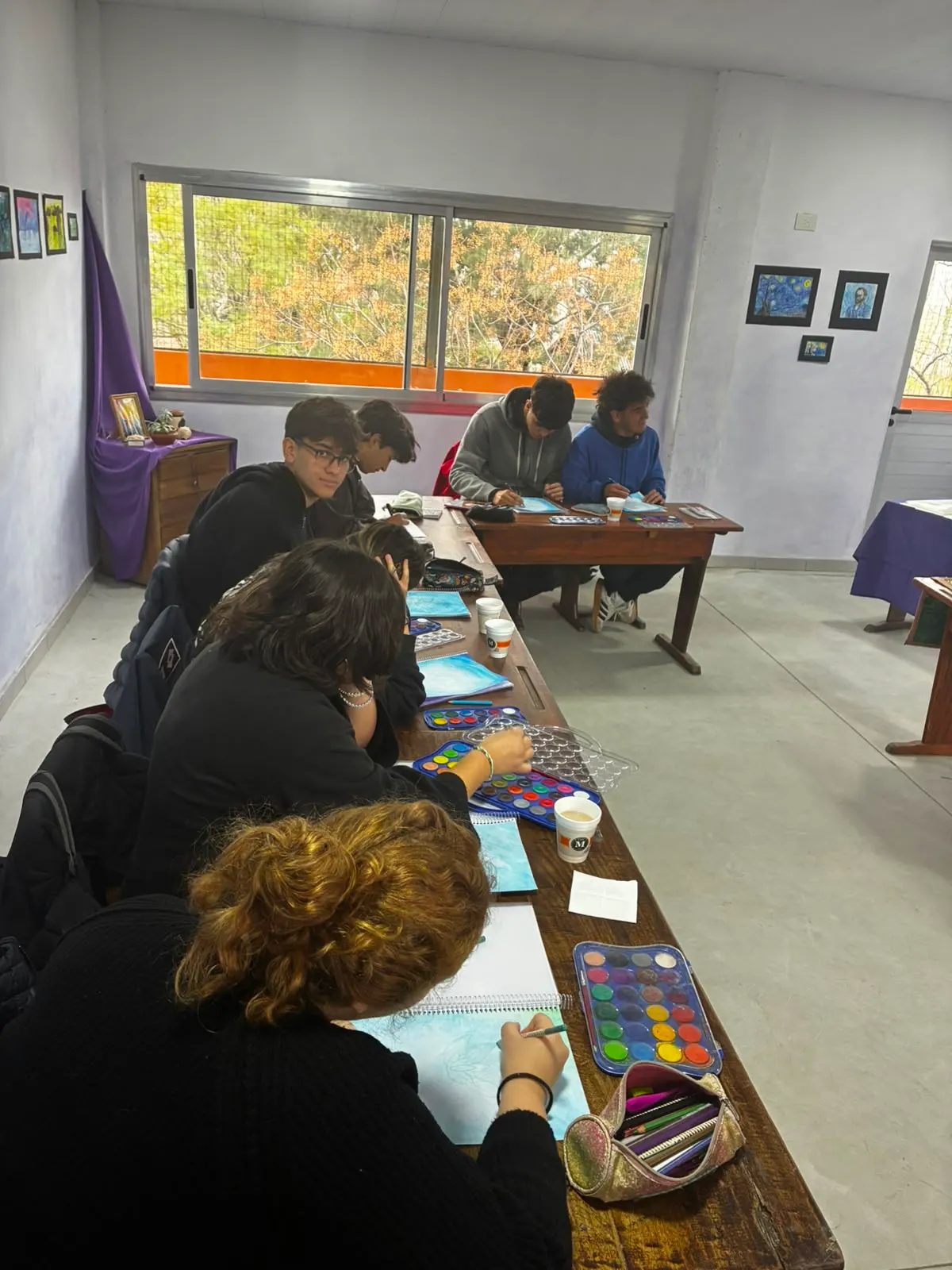 Estudiantes de secundaria en clase en la Escuela de la Aurora